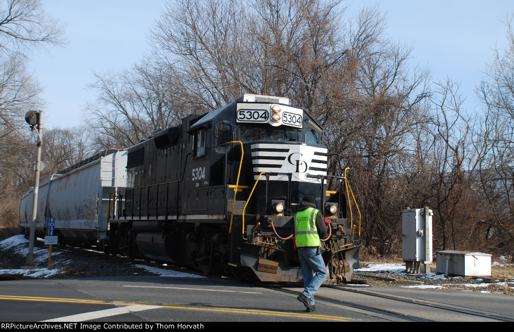 DDRV's RP-1 is crossing the Rosenberry Street grade crossing